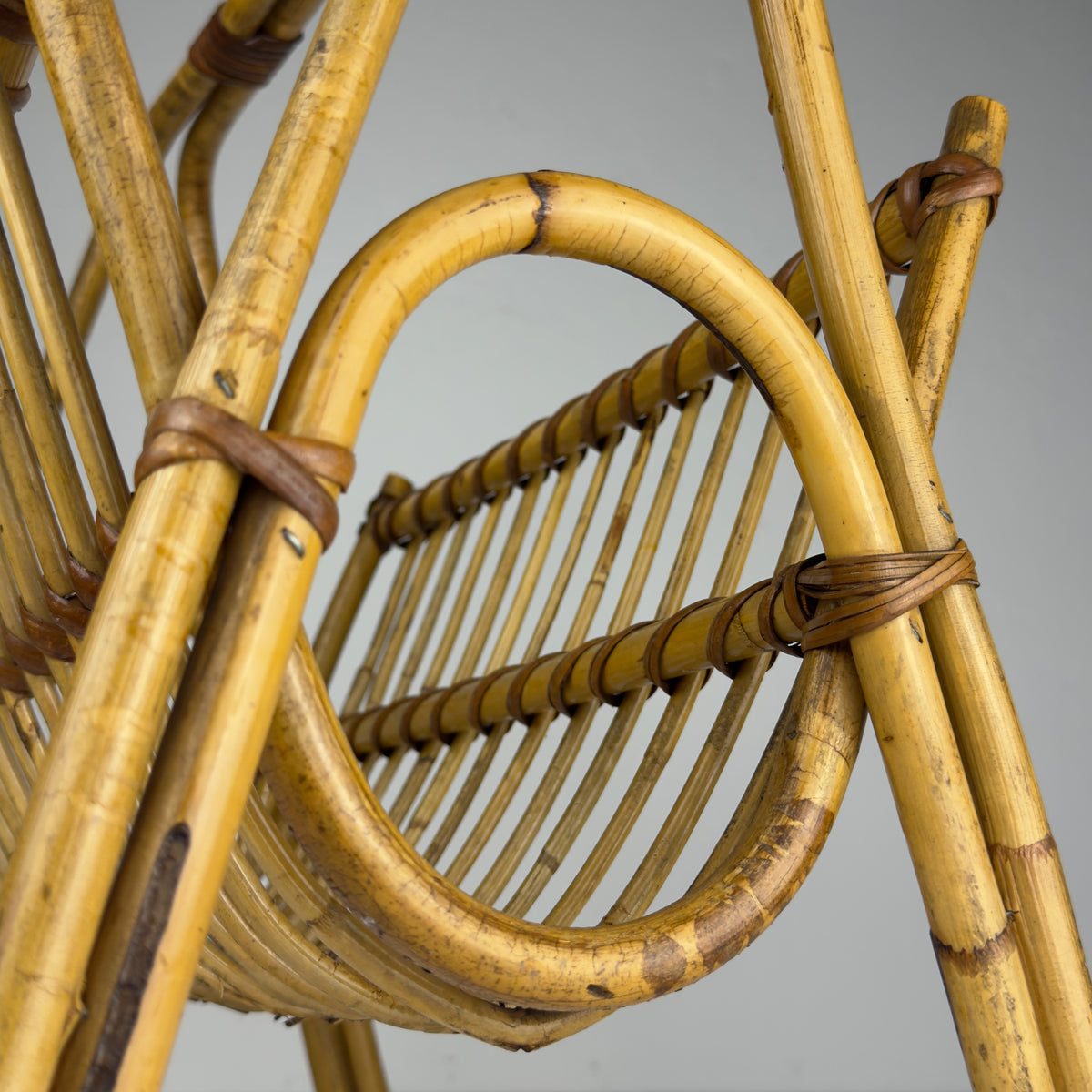 Vintage bamboo and Vienna straw magazine rack, Italy 1960s / Mid-century modern home decor