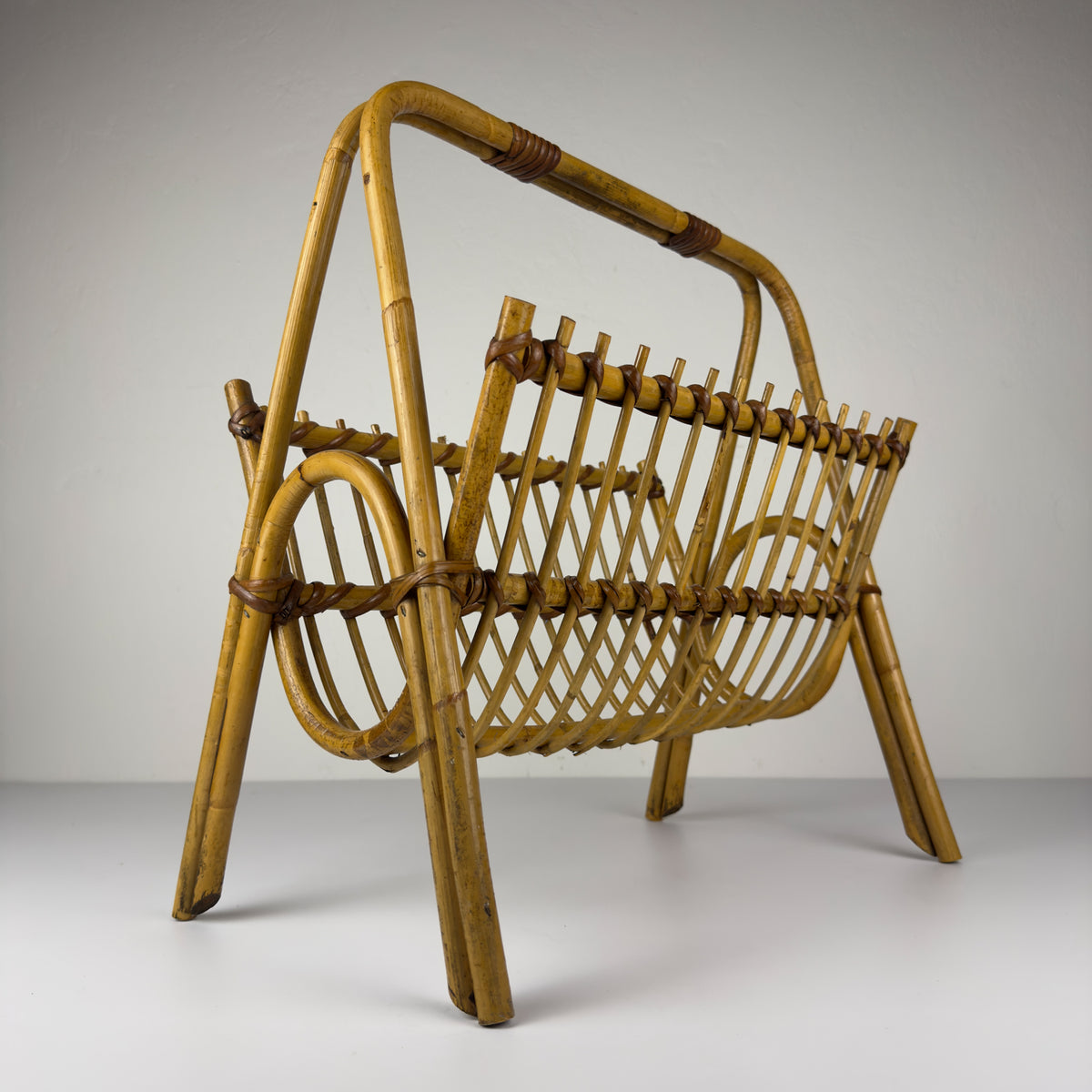Vintage bamboo and Vienna straw magazine rack, Italy 1960s / Mid-century modern home decor