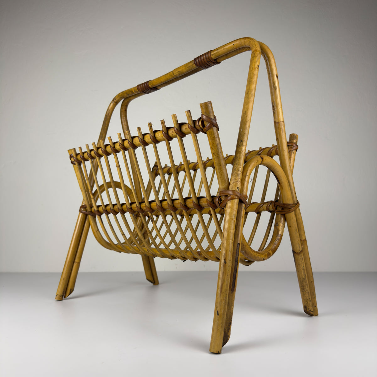 Vintage bamboo and Vienna straw magazine rack, Italy 1960s / Mid-century modern home decor