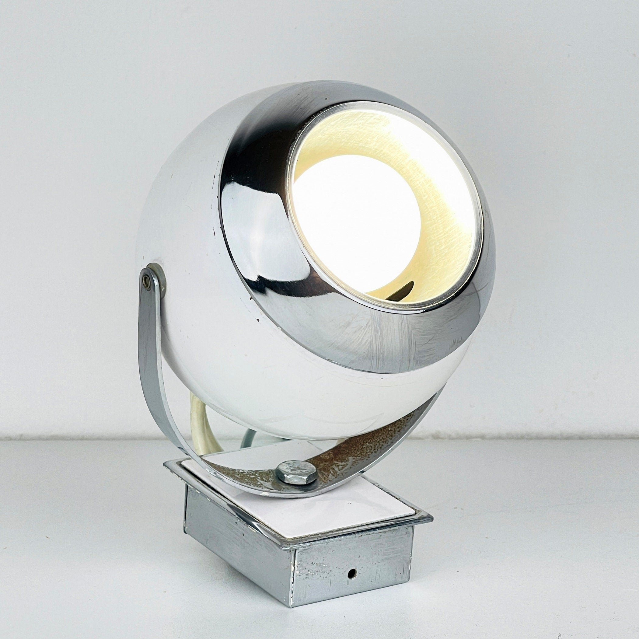 Mid-century white wall lamp Eyeball Italy 1960s Retro lighting Space Age Atomic